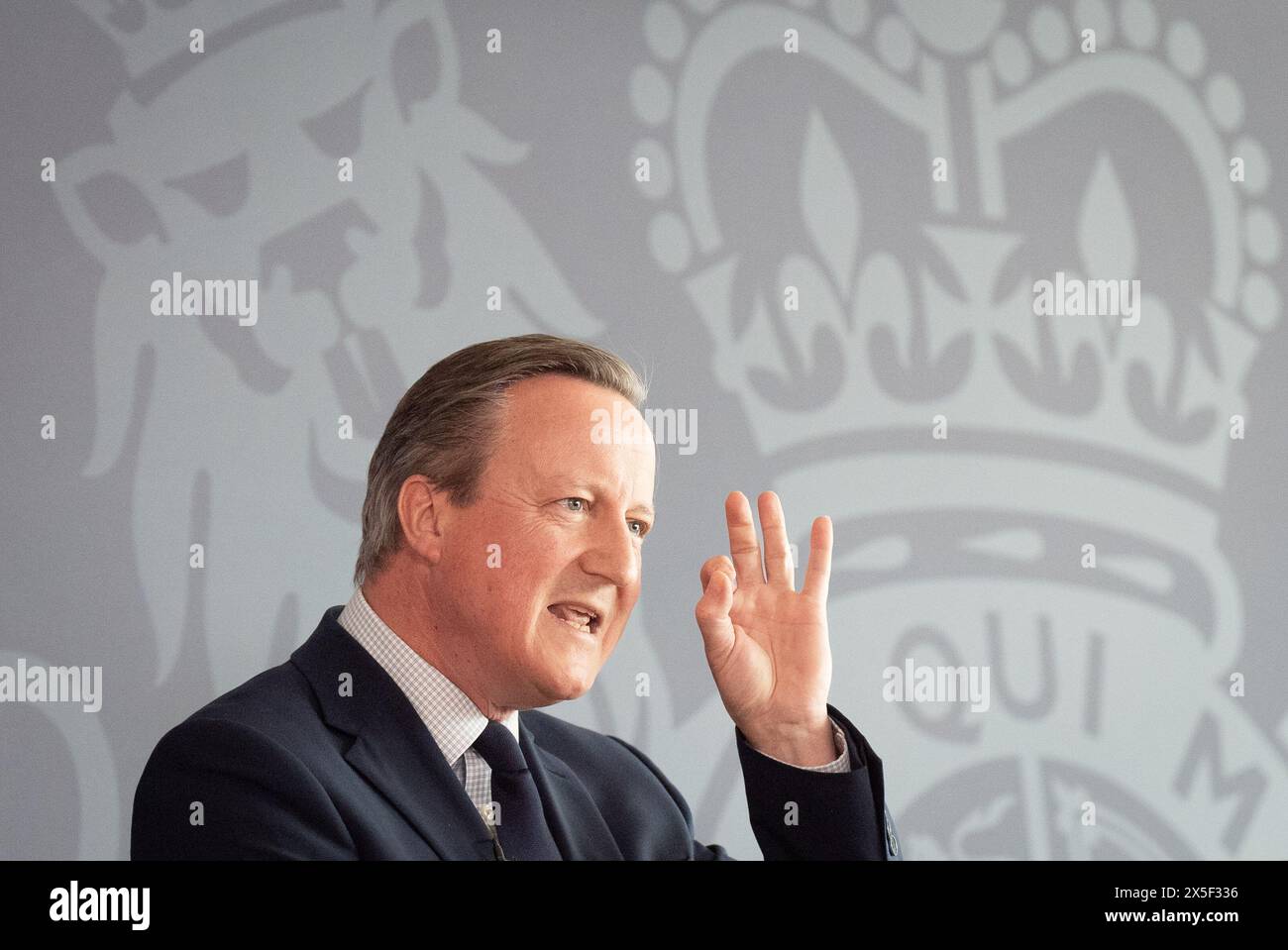 Außenminister Lord David Cameron hält eine Rede im National Cyber Security Centre in London. In seiner ersten großen Rede als Außenminister ruft Lord Cameron Großbritannien und seine Verbündeten dazu auf, ihre Gegner in einem fortwährenden "Willenskampf" zu "konkurrieren, zu kooperieren und zu verdrängen". Bilddatum: Donnerstag, 9. Mai 2024. Stockfoto