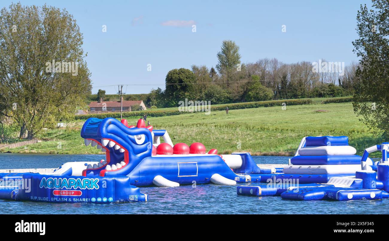 Drachenform aufblasbar im Aquapark im Wasserspeicher Rutland, England. Stockfoto