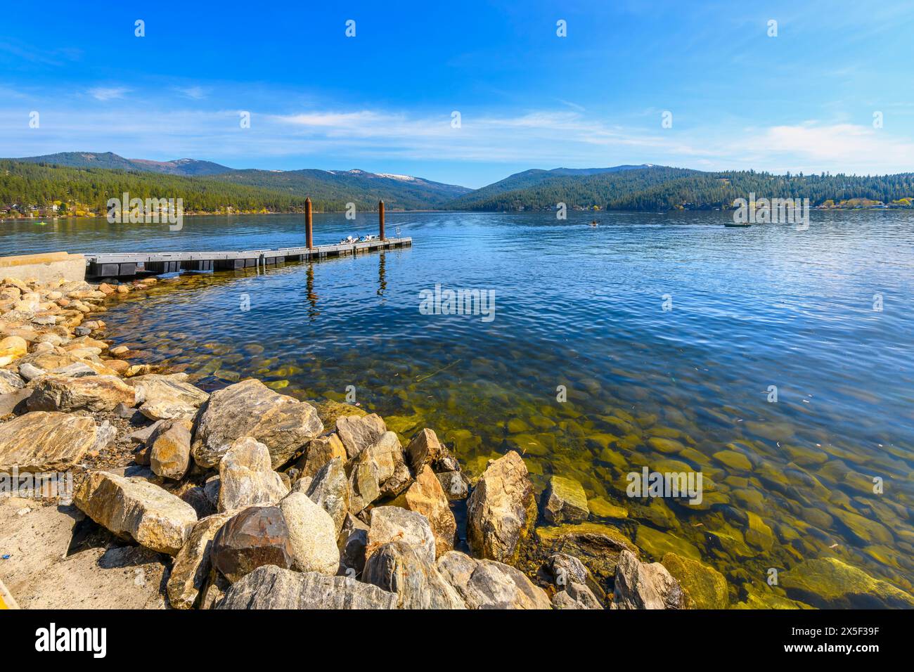 Malerische Aussicht vom öffentlichen Zugang zum See, Angeln und Bootsanleger am Liberty Lake, in Liberty Lake, Washington, einem Vorort von Spokane und Coeur d'Alene, ID. Stockfoto