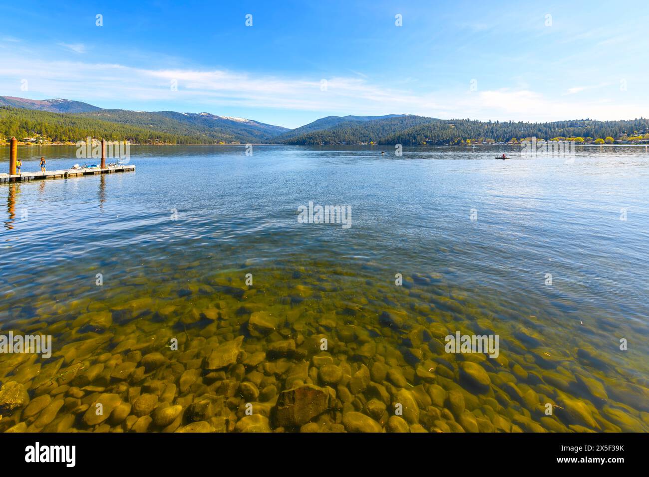 Malerische Aussicht vom öffentlichen Zugang zum See, Angeln und Bootsanleger am Liberty Lake, in Liberty Lake, Washington, einem Vorort von Spokane und Coeur d'Alene, ID. Stockfoto