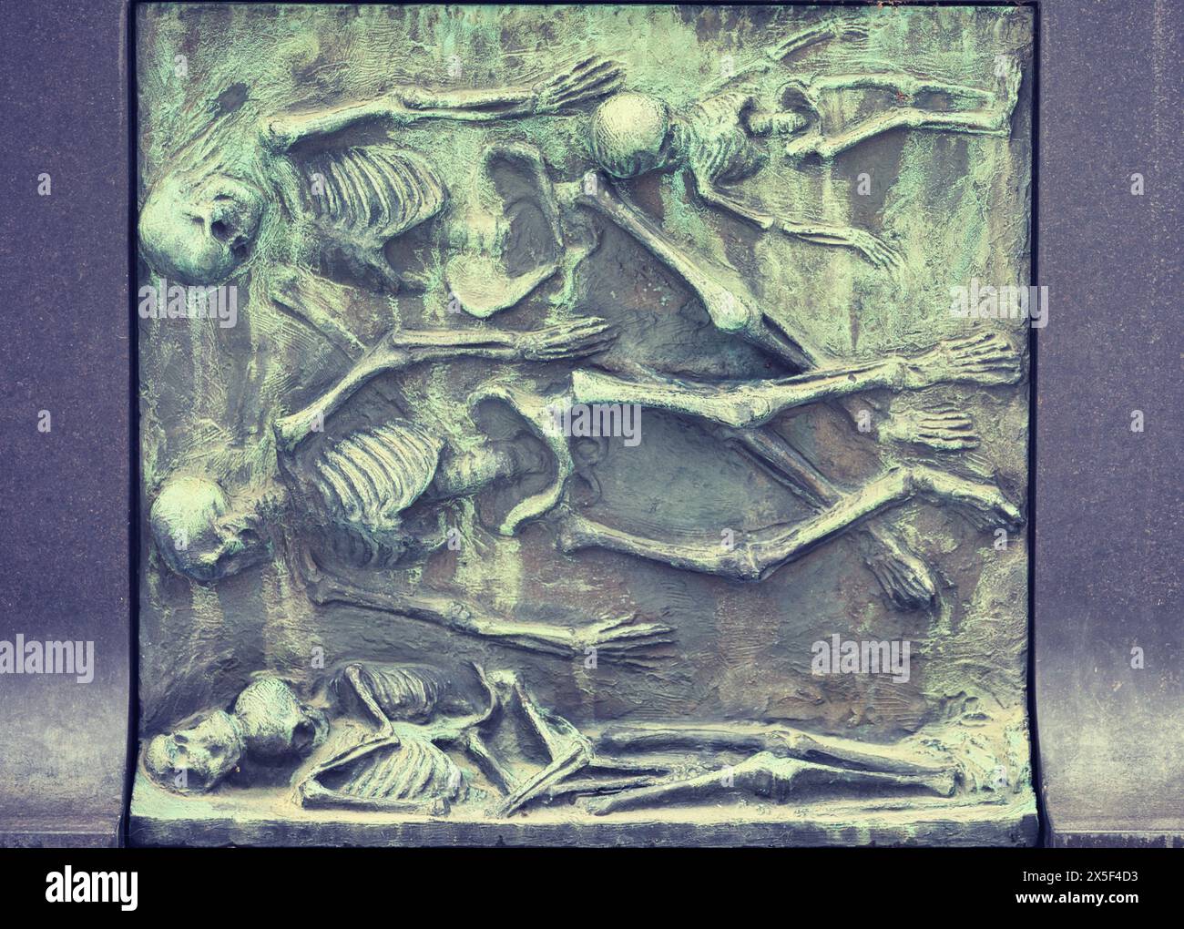 Circle of Life Bronze Relief des norwegischen Bildhauers Gustav Vigeland, Skelette, der Brunnen, Frogner Park, Vigeland Park, Oslo, Norwegen Stockfoto