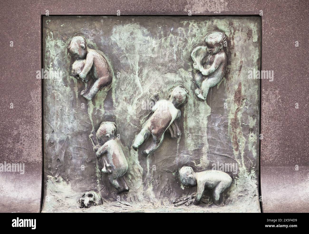 Circle of Life Bronze Relief des norwegischen Bildhauers Gustav Vigeland, Kinder mit Schädeln und Knochen, der Brunnen, Vigeland Park, Oslo, Norwegen Stockfoto