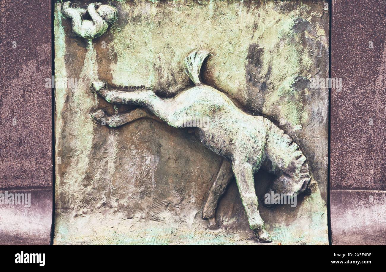Circle of Life Bronze Relief des norwegischen Bildhauers Gustav Vigeland, Baby und Pferd, der Brunnen, Frogner Park, Vigeland Park, Oslo, Norwegen Stockfoto