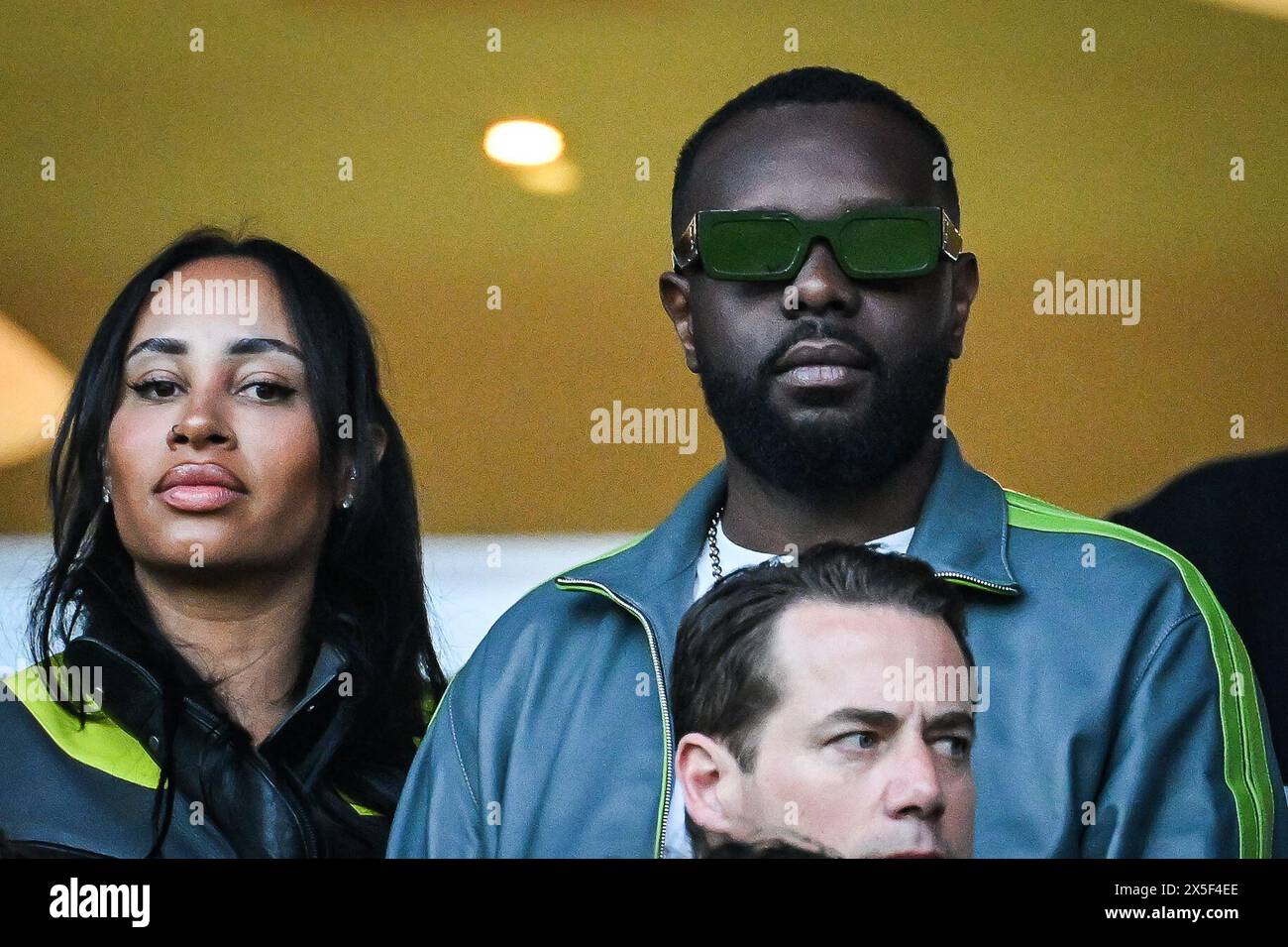 Paris, Frankreich, Frankreich. Mai 2024. Gandhi DJUNA (Maitre Gims) mit seiner Frau Demdem während des UEFA Champions League-Spiels zwischen Paris Saint-Germain und Borussia Dortmund im Parc des Princes Stadium am 7. Mai 2024 in Paris. (Kreditbild: © Matthieu Mirville/ZUMA Press Wire) NUR REDAKTIONELLE VERWENDUNG! Nicht für kommerzielle ZWECKE! Stockfoto