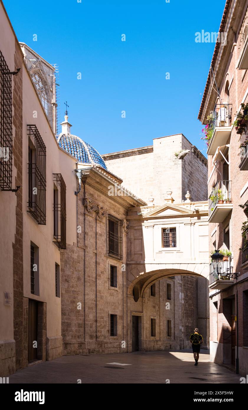 Arco de la calle de la Barchilla, Brücke aus dem 18. Jahrhundert, die die Kathedrale und den Palast des Erzbischofs verbindet, inspiriert vom Design von Michelangelo, Valencia, Spanien Stockfoto