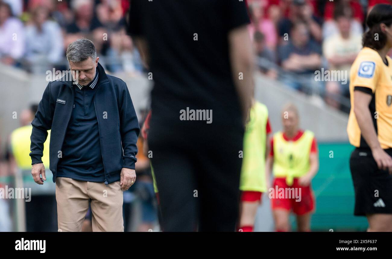 Köln, Deutschland. Mai 2024. Fußball, Frauen: DFB-Cup, VfL Wolfsburg - Bayern München, Finale, RheinEnergieStadion. Bayern-Trainer Alexander Straus steht an der Seitenlinie. Hinweis: Fabian Strauch/dpa - WICHTIGER HINWEIS: gemäß den Vorschriften der DFL Deutscher Fußball-Liga und des DFB Deutscher Fußball-Bundes ist es verboten, im Stadion und/oder des Spiels aufgenommene Fotografien in Form von sequenziellen Bildern und/oder videoähnlichen Fotoserien zu verwenden oder zu nutzen./dpa/Alamy Live News Stockfoto