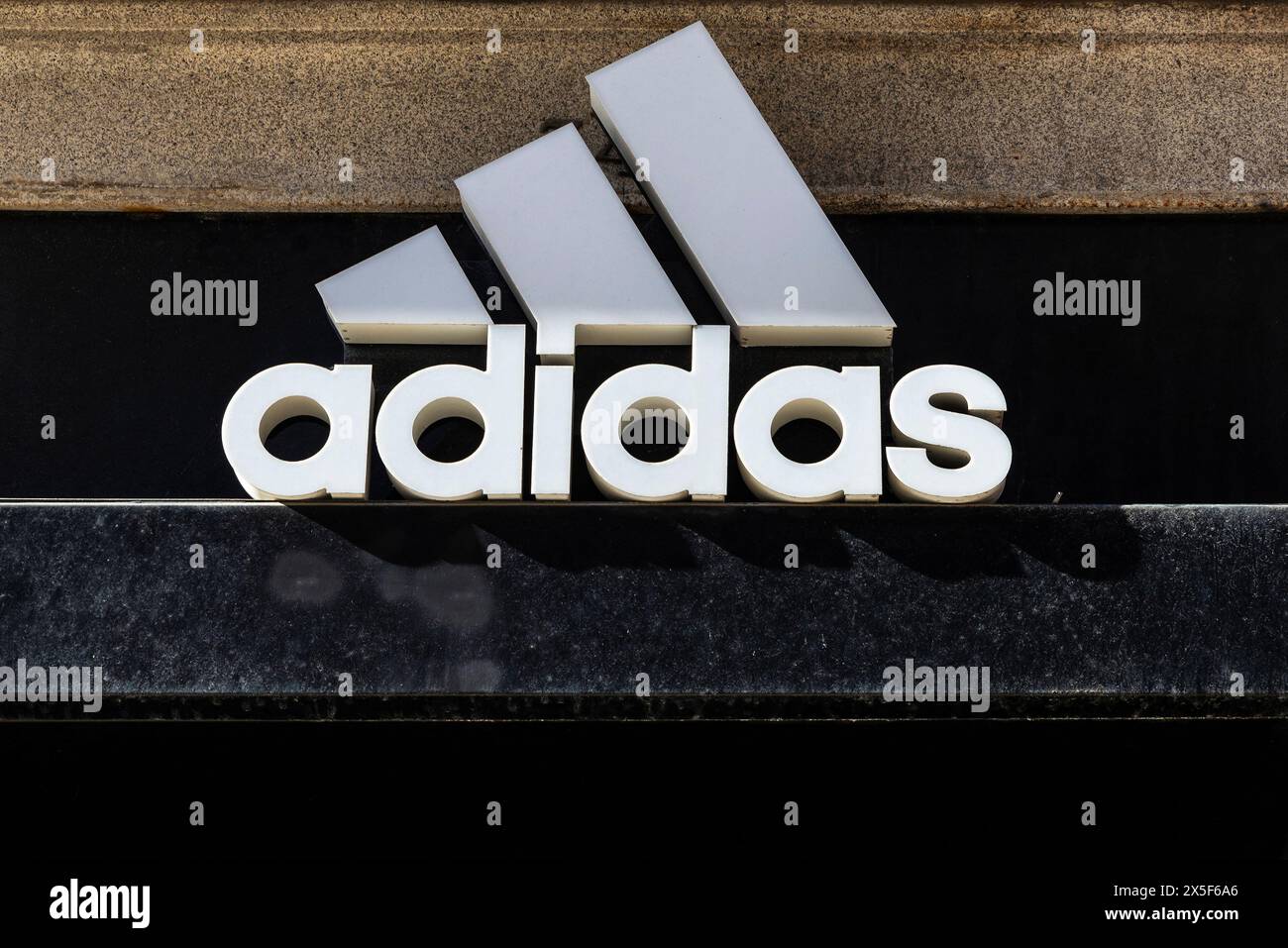 Porto, Portugal - 23. November 2023: Schild eines Adidas-Geschäfts an einer Einkaufsstraße in Porto, Portugal Stockfoto