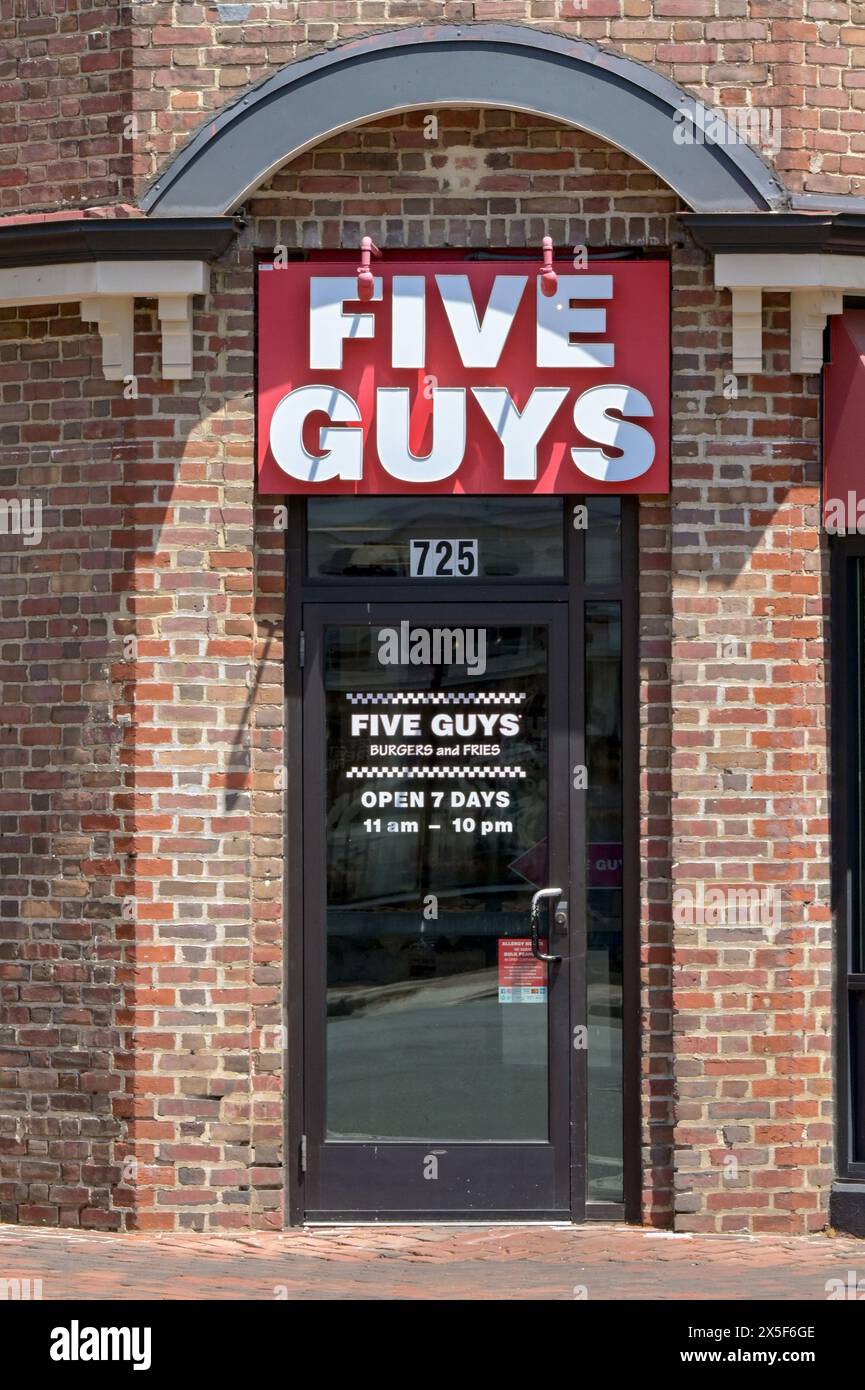 Alexandria, Virginia, USA - 1. Mai 2024: Außenansicht des Eingangs zum Fastfood-Restaurant Five Guys im Stadtzentrum Stockfoto