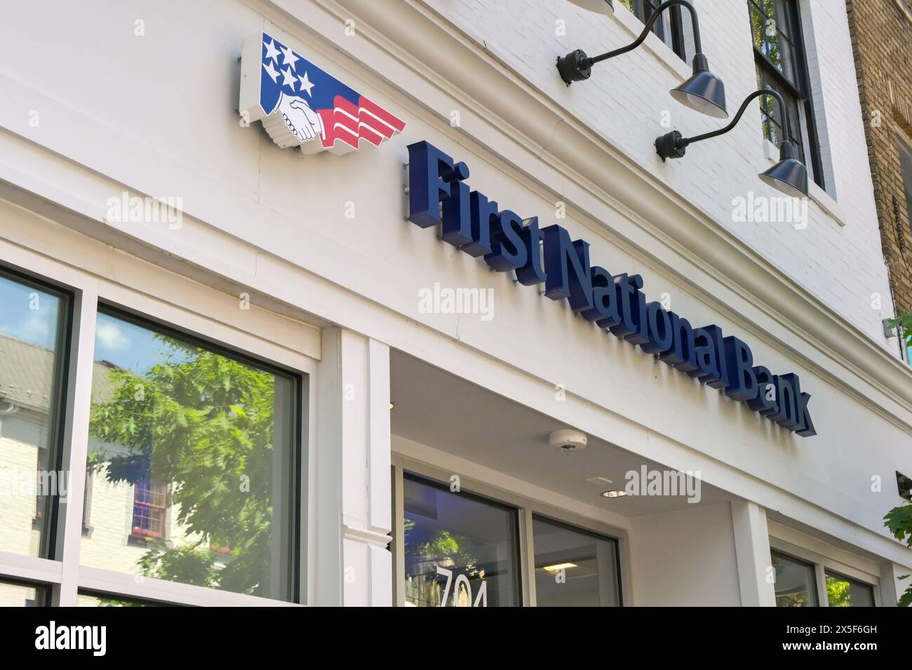 Alexandria, Virginia, USA - 1. Mai 2024: Schild über dem Eingang zur Niederlassung der First National Bank im Stadtzentrum Stockfoto