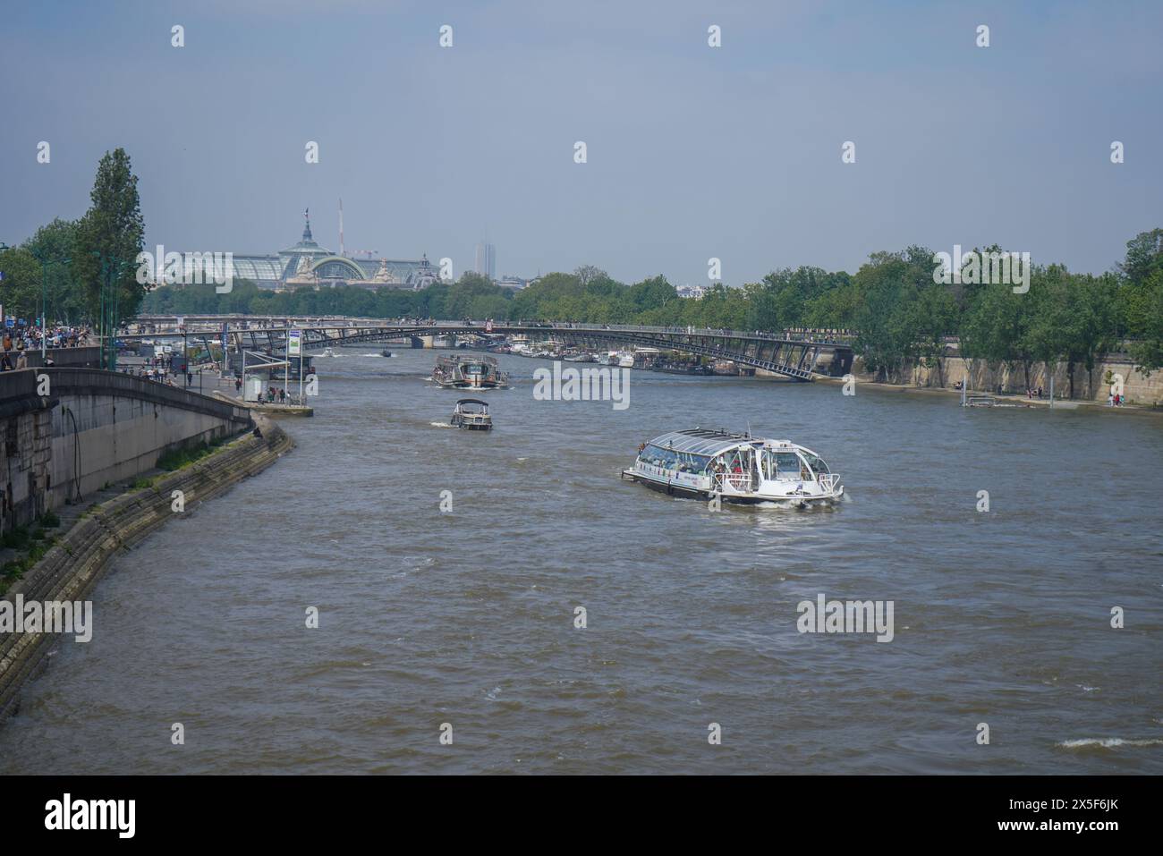 Sightseeing-Touristenboot in der Frühlingssonne auf der seine, Paris, Frankreich Stockfoto