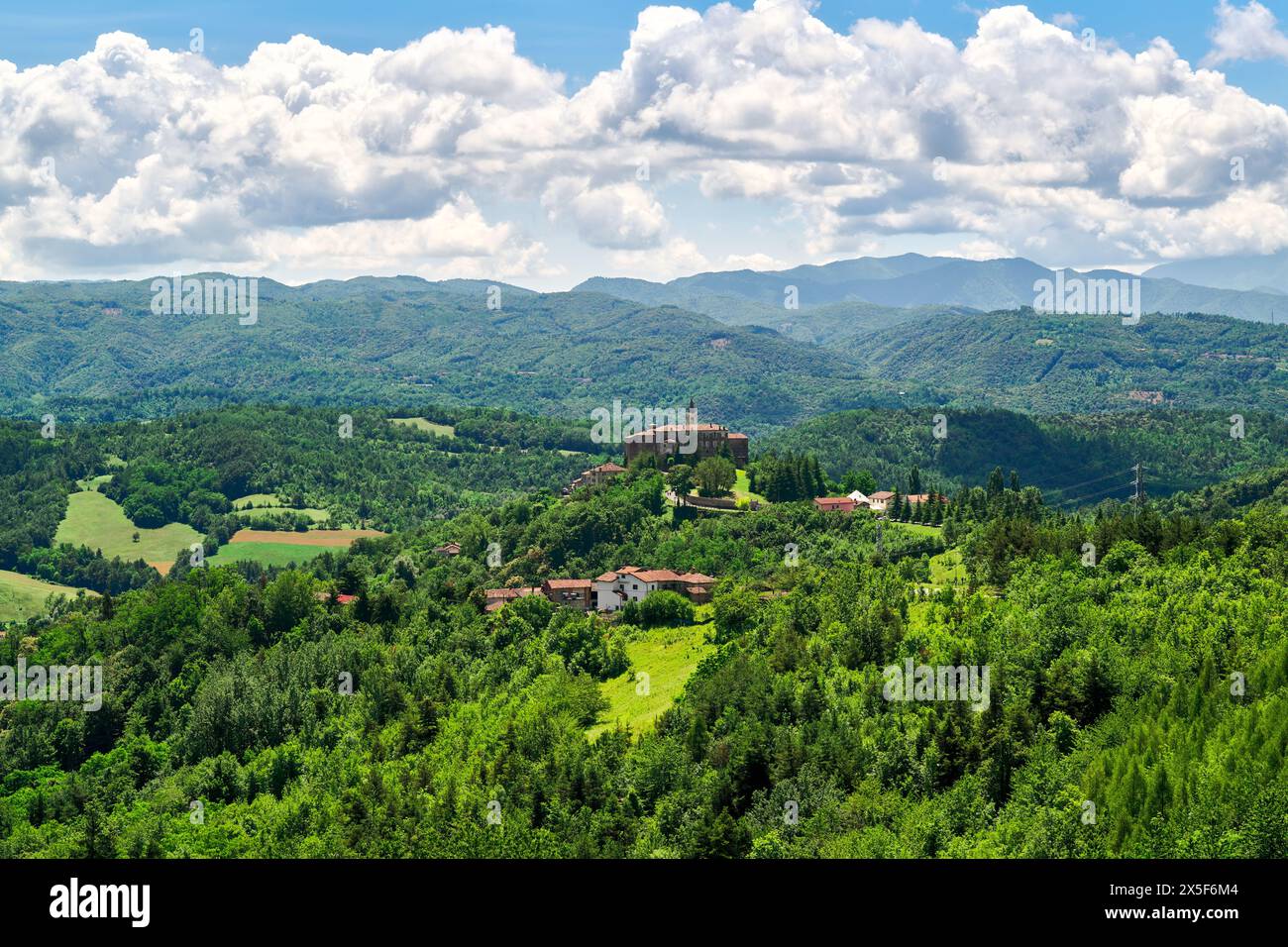 Das Schloss und die Kirche von Sale San Giovanni, eines der vielen kleinen Dörfer in Alta Langa, Region Langhe, Piemont, Italien, Europa Stockfoto