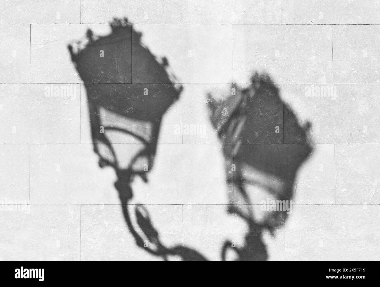 Straßenlichtschatten an der Wand in der Altstadt von Valencia, Spanien Stockfoto