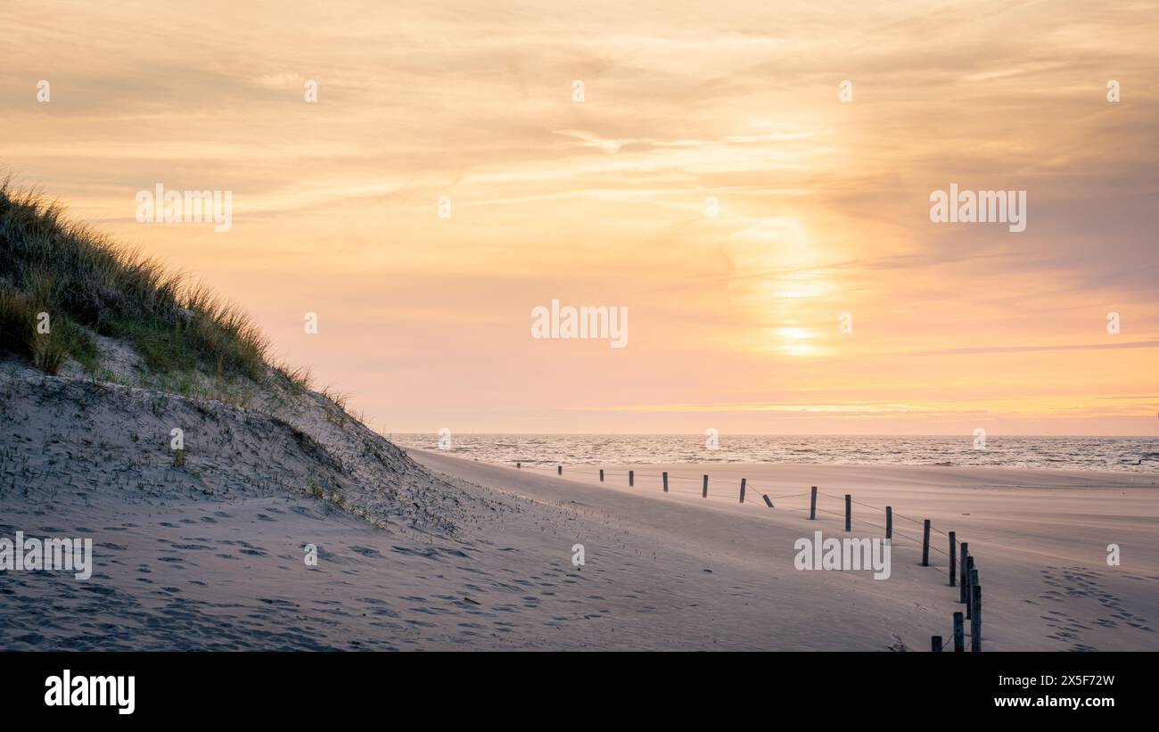 Ruhiger Sonnenuntergang am Haager Strand, Scheveningen Stockfoto