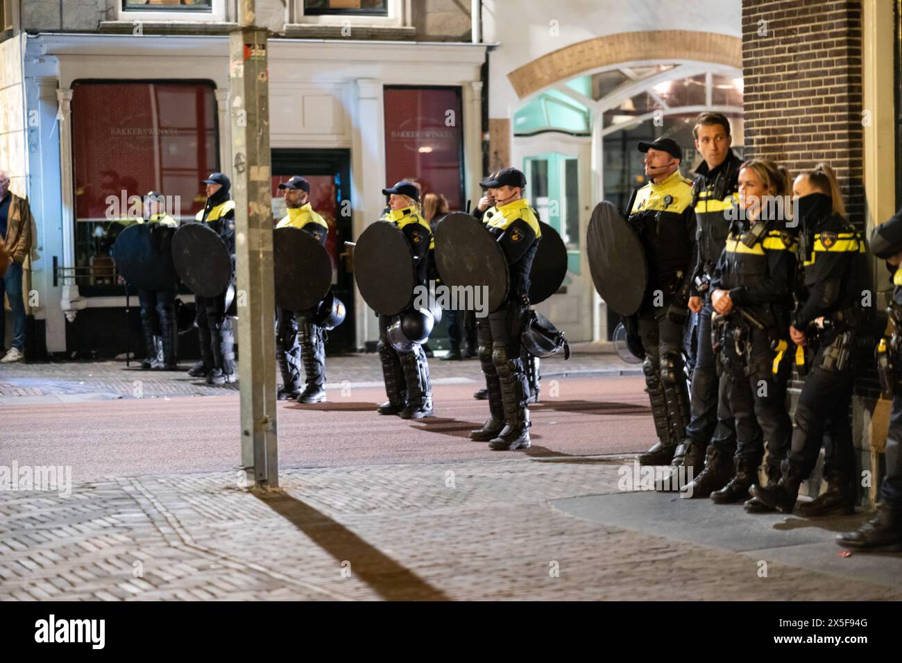 Utrecht, Niederlande, 9. Mai 2024, die Polizei von Riot steht auf, um die Straßen und das Gebäude zu räumen, das von Demonstranten besetzt wurde, während der Studentenproteste der Universität Utrecht gegen den israelisch-palästinensischen Konflikt, ZNM Photography Stockfoto