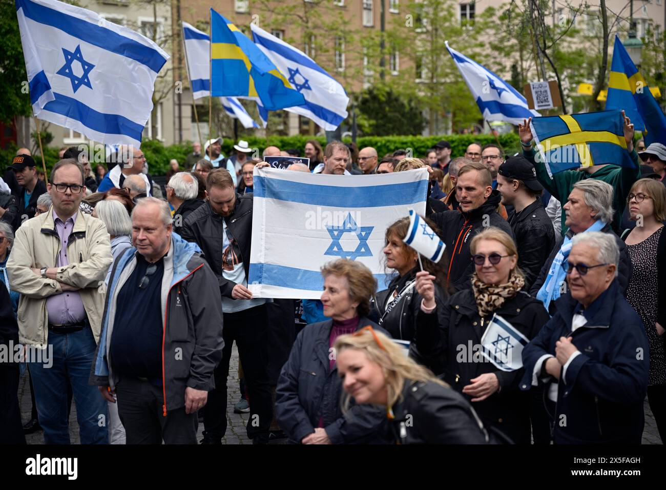 MALMÖ, SCHWEDEN 20240509 eine pro-israelische Demonstration, um dem israelischen Teilnehmer Eden Golan bei Davidhallstorg in Malmö, Schweden, am Donnerstag, den 09. Mai 2024 zu ehren. Zusätzlich zu der pro-israelischen Demonstration veranstaltete Stop Israel auch eine Demonstration, die voraussichtlich über 20.000 Teilnehmer anziehen wird, um Israels Teilnahme an der Ausgabe des Eurovision Song Contests (ESC) 68 in der Malmö Arena zu thematisieren. Foto: Johan Nilsson/TT/Code 50090 Credit: TT News Agency/Alamy Live News Stockfoto