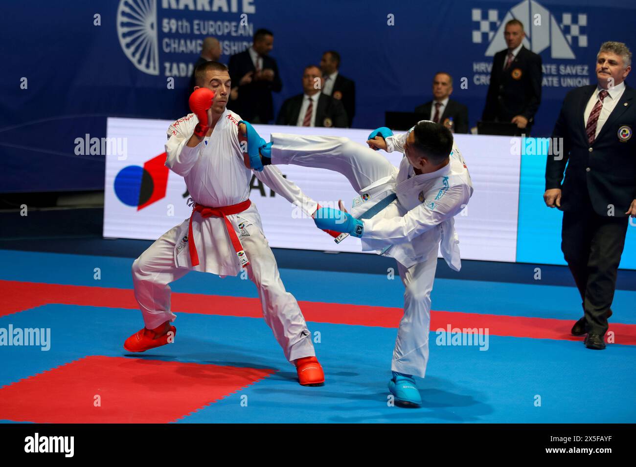 Zadar, Kroatien. Mai 2024. Borna Berak (rot) aus Kroatien und Hnat Pak (blau) aus der Ukraine treten am 9. Mai 2024 in Zadar, Kroatien, beim -67 kg schweren männlichen Kumite-Spiel der Kategorie Main Tree Pool 4 - Runde 1 der 59. Europäischen Seniorkarate-Meisterschaft in der Kresimir Cosic Hall an. Foto: Sime Zelic/PIXSELL Credit: Pixsell/Alamy Live News Stockfoto