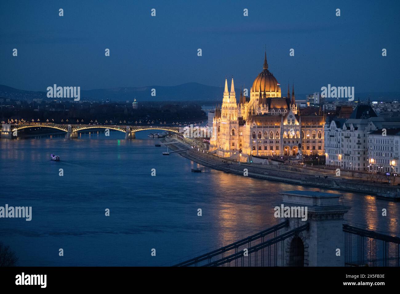 Budapest: Ungarisches Parlamentsgebäude und Donau bei Nacht. Ungarn Stockfoto