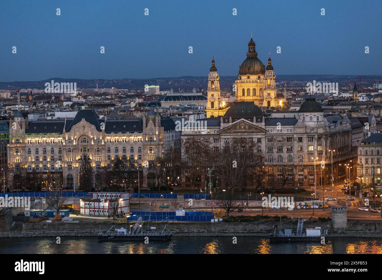 Budapest: Panoramablick auf die Stadt mit dem Stephansdom am Abend. Ungarn Stockfoto