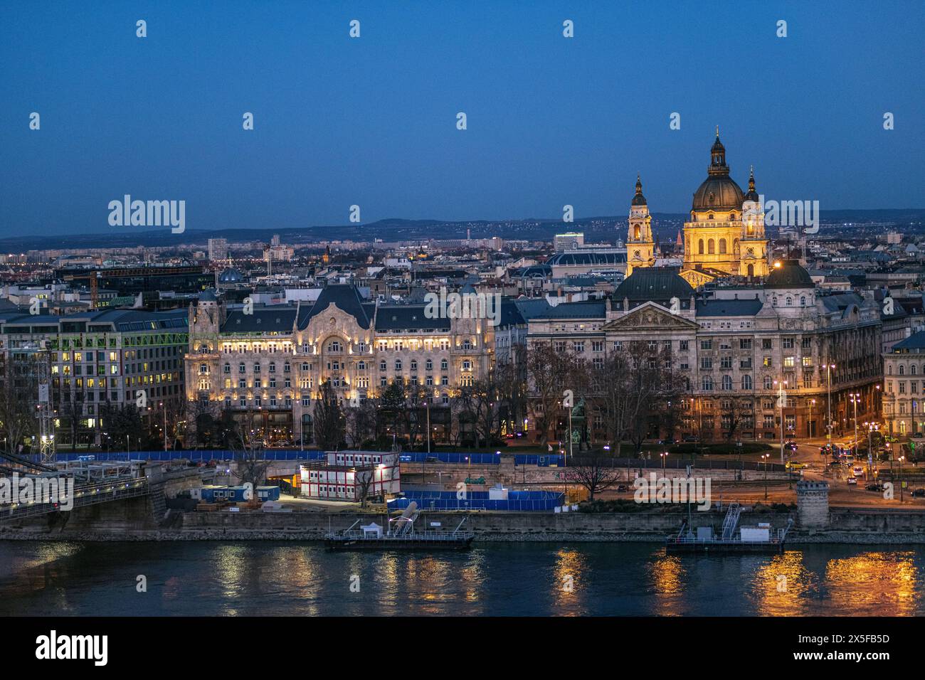Budapest: Panoramablick auf die Stadt mit dem Stephansdom am Abend. Ungarn Stockfoto