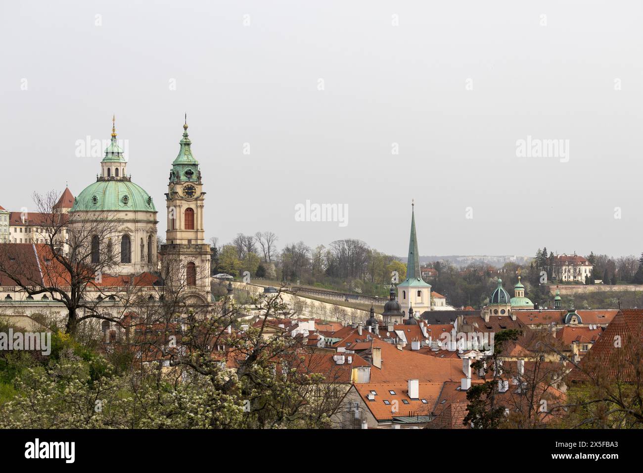 Prag, tschechische republik - 3. März 2024: Historische Gebäude mit Kuppel und Kirchturm aus erhöhter Sicht. Keine sichtbaren Personen Stockfoto