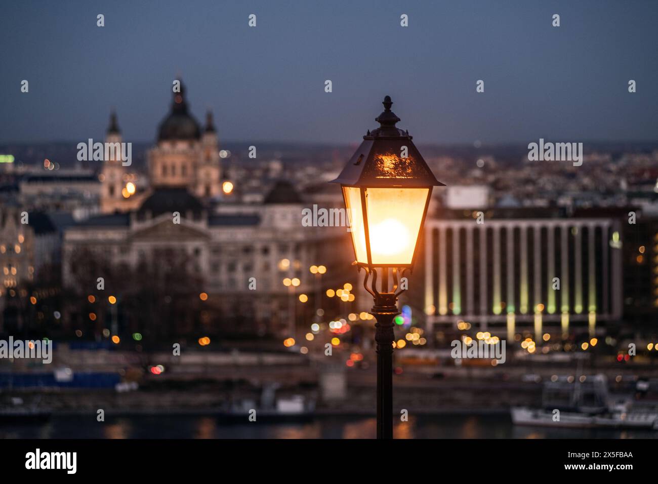 Budapest bei Nacht: Panoramablick auf die Stadt mit dem Stephansdom im Hintergrund. Ungarn Stockfoto
