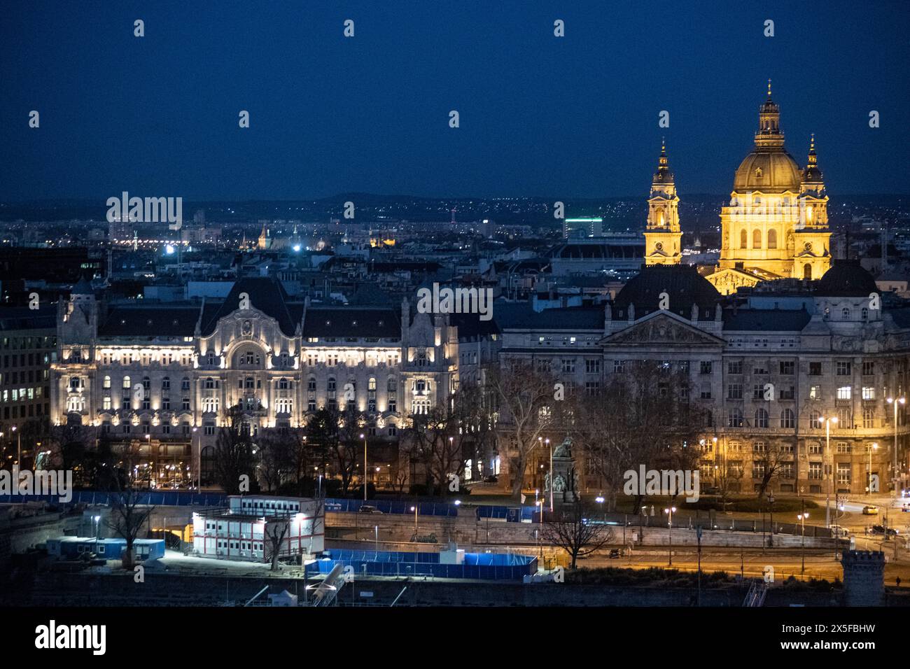 Budapest: Panoramablick auf die Stadt mit dem Stephansdom am Abend. Ungarn Stockfoto
