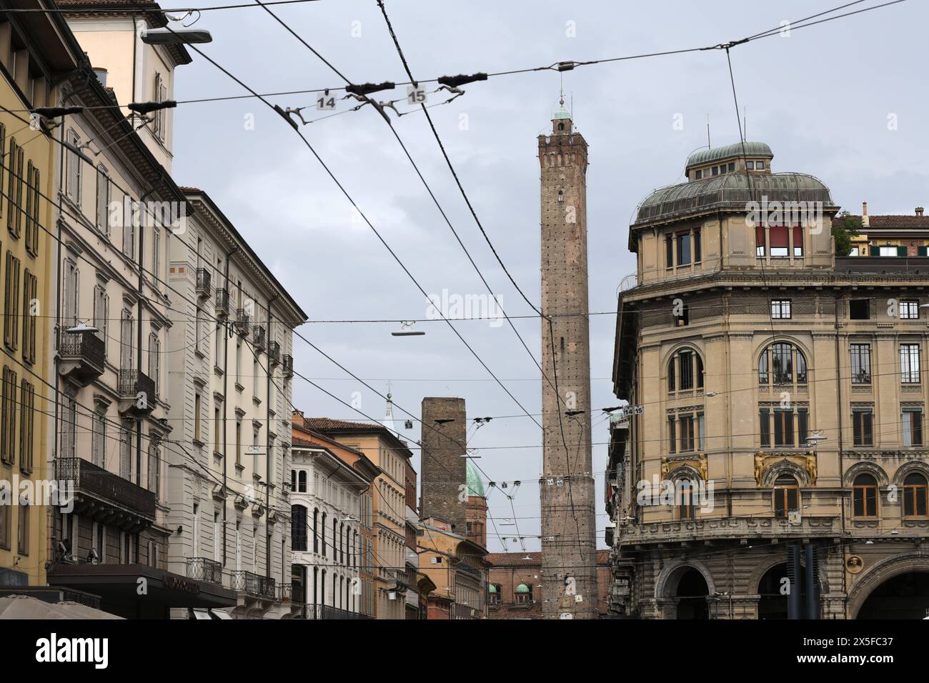Bologna: Die zwei Türme, Blick von der Piazza del Nettuno (Neptunplatz). Italien. Stockfoto