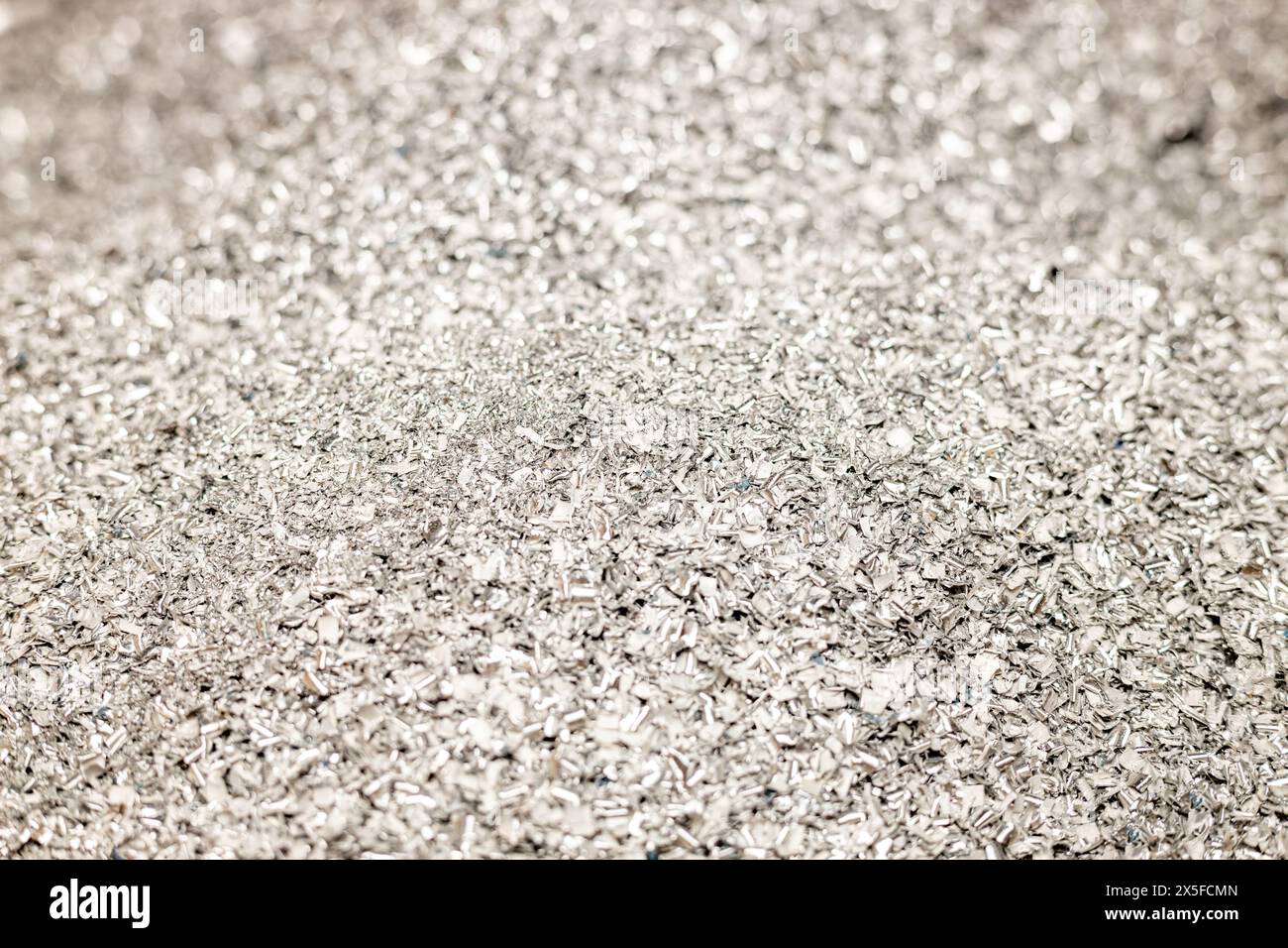 Aluminiumfeilen, verbleibt nach dem Schneiden von Aluminiumprofilen, industrieller Hintergrund, Makro Stockfoto