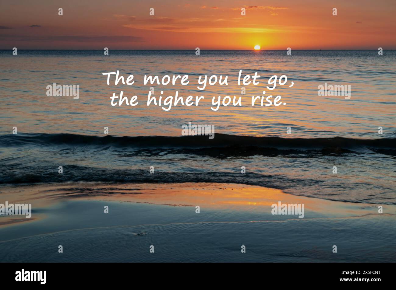 Hintergrund bei Sonnenuntergang mit inspirierenden Zitaten je mehr Sie loslassen, desto höher steigen Sie auf Stockfoto