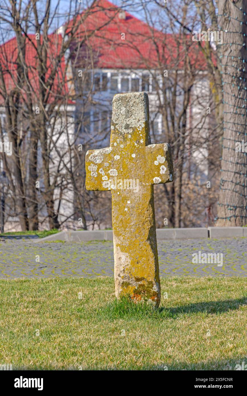Steinkreuz im Stadtpark am sonnigen Frühlingstag in Craiova Rumänien Stockfoto