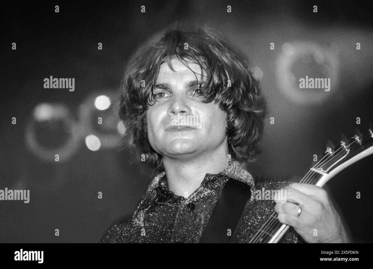 THE WANNADIES, READING FESTIVAL, 1997: Sänger und Gitarrist Pär Wiksten von der schwedischen Band The Wannadies on the Melody Maker Stage beim Reading Festival, UK am 23. August 1997. Foto: Rob Watkins. INFO: The Wannadies, eine schwedische Alternative-Rock-Band, die 1988 in Skellefteå gegründet wurde, erlangte mit ihren ansteckenden Melodien und eingängigen Hooks internationale Anerkennung. Hits wie „You and Me Song“ und „Hit“ machten sie berühmt und machten sie zu Lieblingen der Indie-Szene der 90er Jahre. Stockfoto