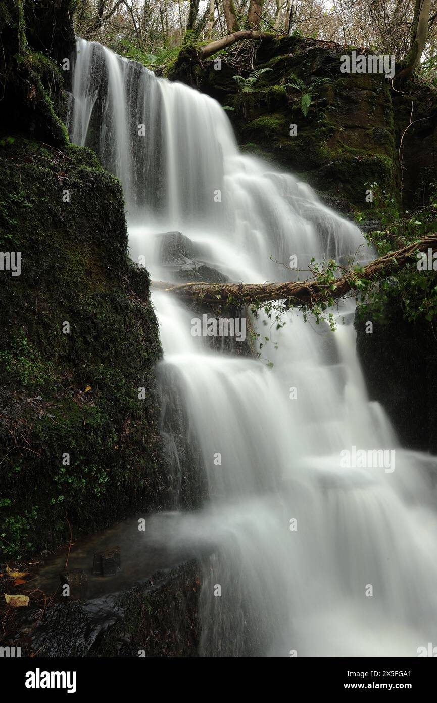 Kaskade an der Seite der A470 zwischen Erwood und Builth Wells. Stockfoto