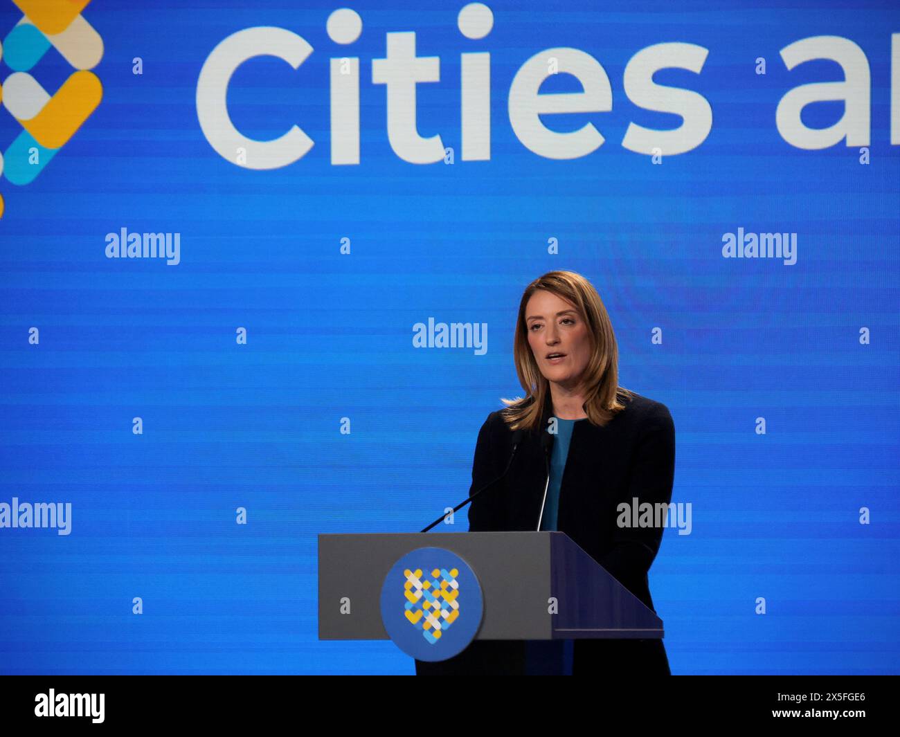 KIEW, UKRAINE - 9. MAI 2024 - die Präsidentin des Europäischen Parlaments, Roberta Metsola, hält eine Rede während des zweiten internationalen Gipfels der Städte und Regionen in Kiew, der Hauptstadt der Ukraine. Stockfoto
