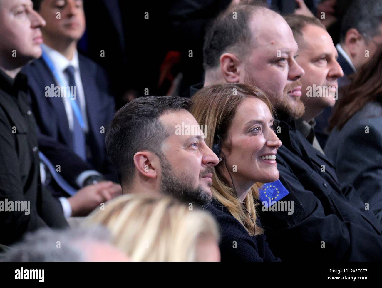 KIEW, UKRAINE - 9. MAI 2024 - der Präsident der Ukraine Wolodymyr Zelenskyj und die Präsidentin des Europäischen Parlaments Roberta Metsola (L-R) nehmen am zweiten internationalen Gipfel der Städte und Regionen in Kiew, der Hauptstadt der Ukraine, Teil. Stockfoto