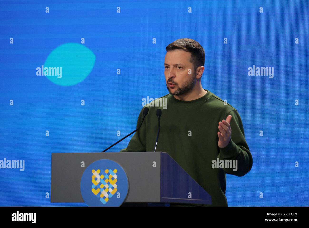 KIEW, UKRAINE - 9. MAI 2024 - Präsident der Ukraine Wolodymyr Zelenskyj hält eine Rede während des Zweiten Internationalen Gipfels der Städte und Regionen in Kiew, der Hauptstadt der Ukraine. Stockfoto