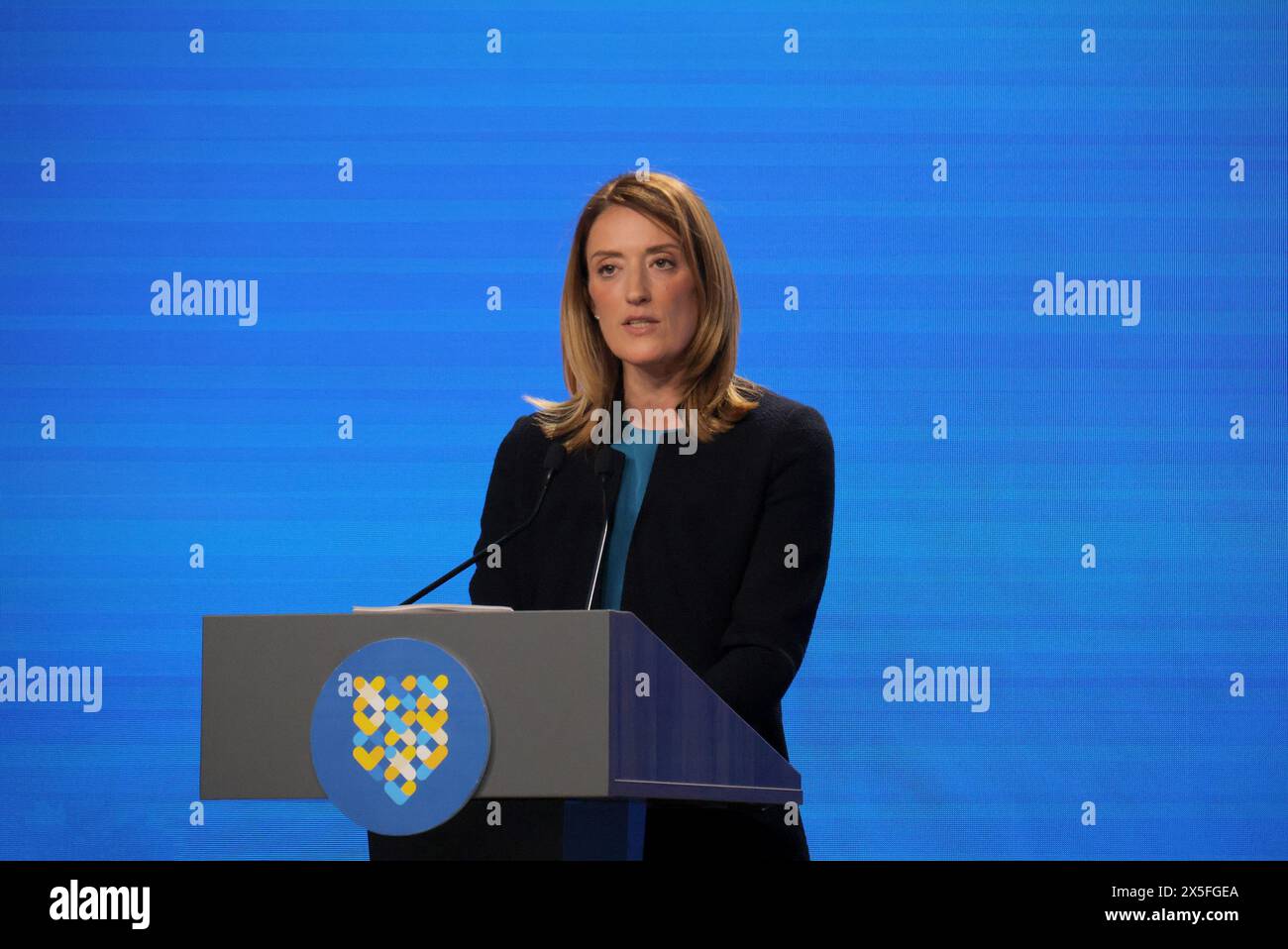 KIEW, UKRAINE - 9. MAI 2024 - die Präsidentin des Europäischen Parlaments, Roberta Metsola, hält eine Rede während des zweiten internationalen Gipfels der Städte und Regionen in Kiew, der Hauptstadt der Ukraine. Stockfoto