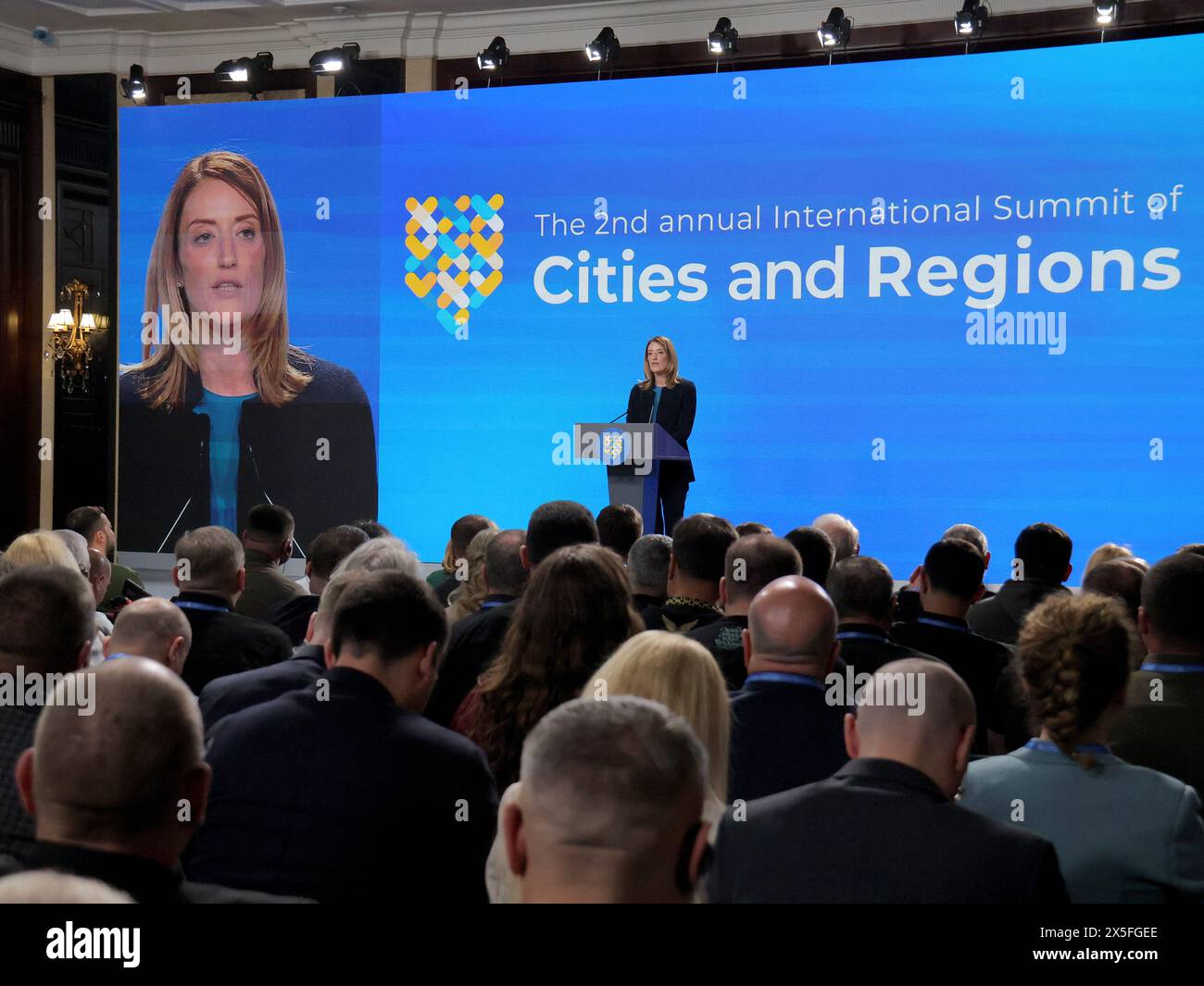 KIEW, UKRAINE - 9. MAI 2024 - die Präsidentin des Europäischen Parlaments, Roberta Metsola, hält eine Rede während des zweiten internationalen Gipfels der Städte und Regionen in Kiew, der Hauptstadt der Ukraine. Stockfoto