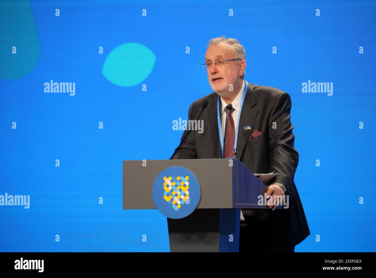 KIEW, UKRAINE - 9. MAI 2024 - der Präsident des Kongresses der lokalen und regionalen Gebietskörperschaften des Europarates Marc Cools hält eine Rede während des Zweiten Internationalen Gipfels der Städte und Regionen in Kiew, der Hauptstadt der Ukraine. Stockfoto