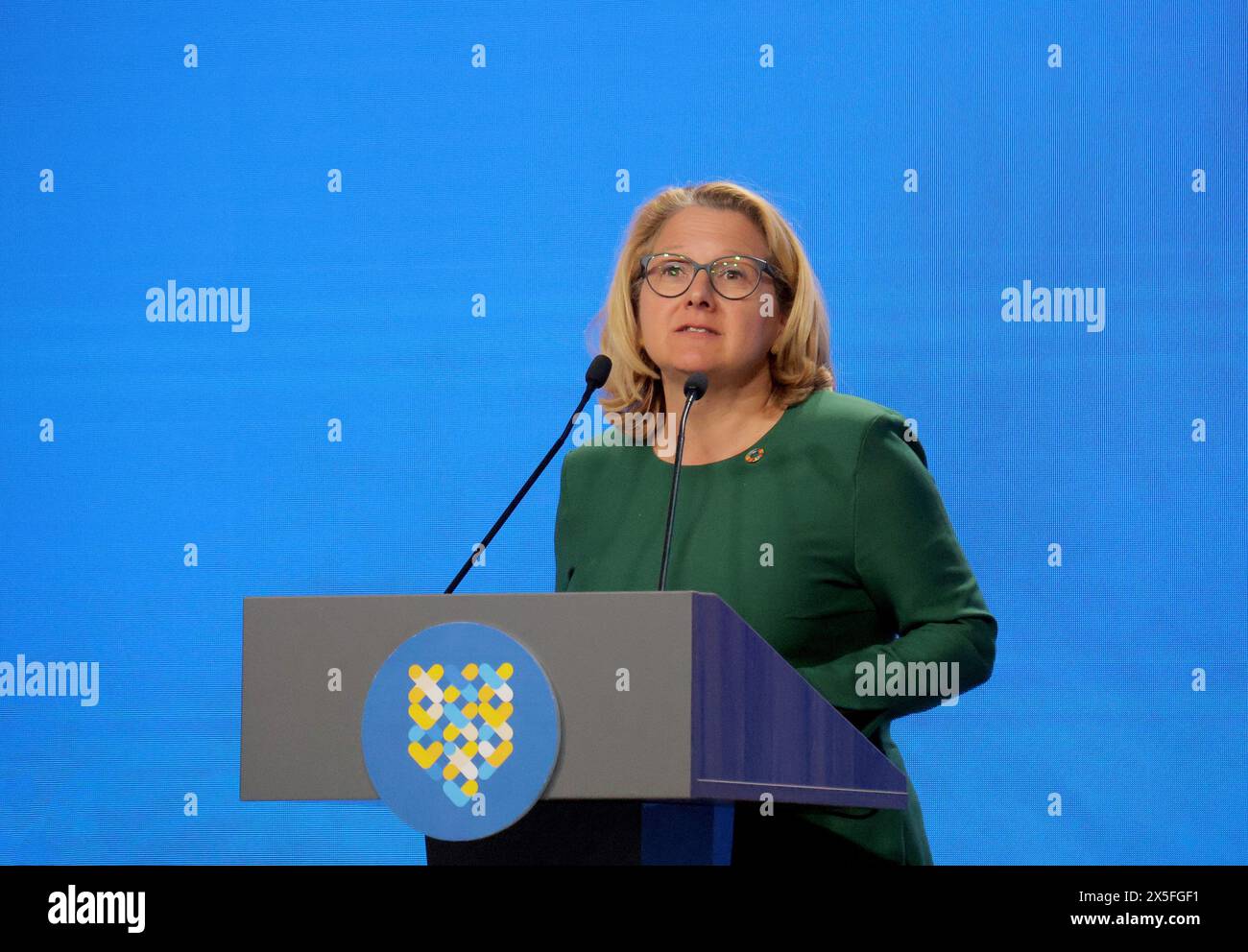 KIEW, UKRAINE - 9. MAI 2024 - die deutsche Bundesministerin für wirtschaftliche Zusammenarbeit und Entwicklung, Svenja Schulze, hält eine Rede auf dem Zweiten Internationalen Gipfel der Städte und Regionen in Kiew, der Hauptstadt der Ukraine. Stockfoto