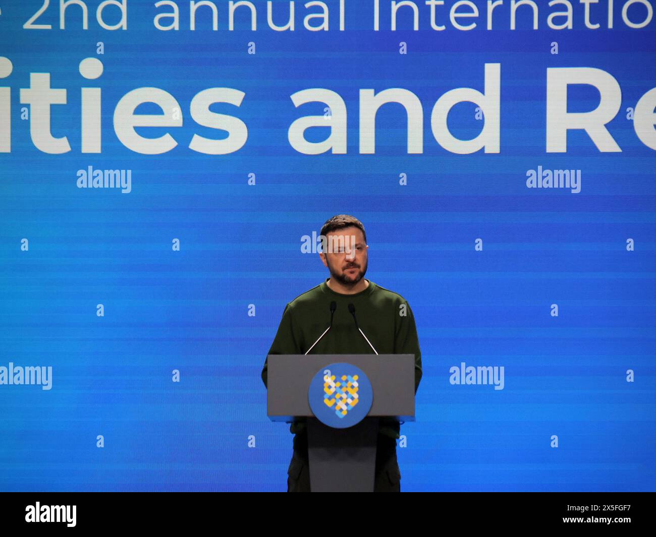 KIEW, UKRAINE - 9. MAI 2024 - Präsident der Ukraine Wolodymyr Zelenskyj hält eine Rede während des Zweiten Internationalen Gipfels der Städte und Regionen in Kiew, der Hauptstadt der Ukraine. Stockfoto