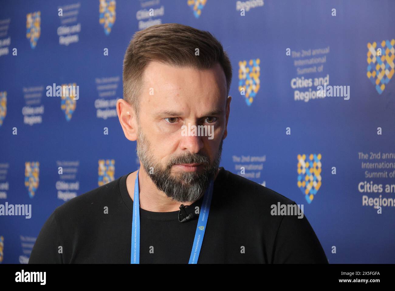 KIEW, UKRAINE - 9. MAI 2024 - Viktor Mykyta, Chef der regionalen Militärverwaltung Zakarpattiens, nimmt am zweiten internationalen Gipfel der Städte und Regionen in Kiew, der Hauptstadt der Ukraine, Teil. Stockfoto