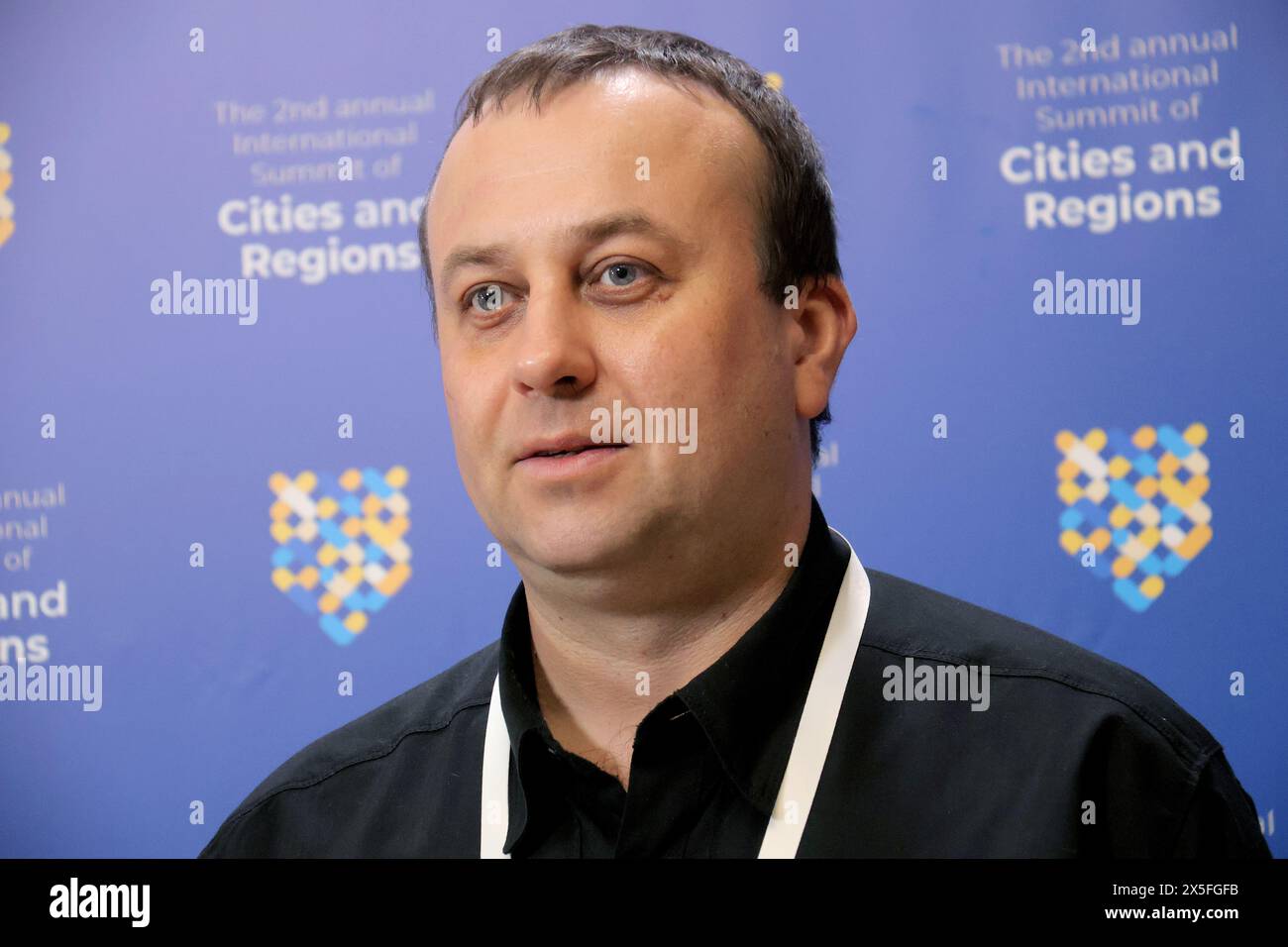 KIEW, UKRAINE - 9. MAI 2024 - Serhii Borzov, Leiter der regionalen Militärverwaltung von Winnytsia, nimmt am zweiten internationalen Gipfel der Städte und Regionen in Kiew, der Hauptstadt der Ukraine, Teil. Stockfoto