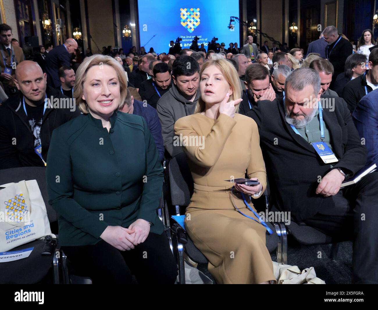 KIEW, UKRAINE - 9. MAI 2024 - Stellvertretender Premierminister - Minister für Wiedereingliederung der vorübergehend besetzten Gebiete der Ukraine Iryna Vereshtschuk und stellvertretender Premierminister für die europäische und euroatlantische Integration der Ukraine Olha Stefanishyna (L-R) nehmen am Zweiten Internationalen Gipfel der Städte und Regionen in Kiew Teil, Hauptstadt der Ukraine. Stockfoto