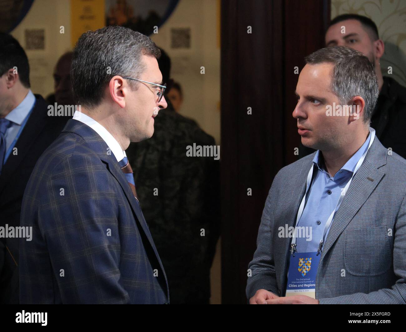 KIEW, UKRAINE - 9. MAI 2024 - Außenminister der Ukraine Dmytro Kuleba (L) nimmt am zweiten internationalen Gipfel der Städte und Regionen in Kiew, der Hauptstadt der Ukraine, Teil. Stockfoto