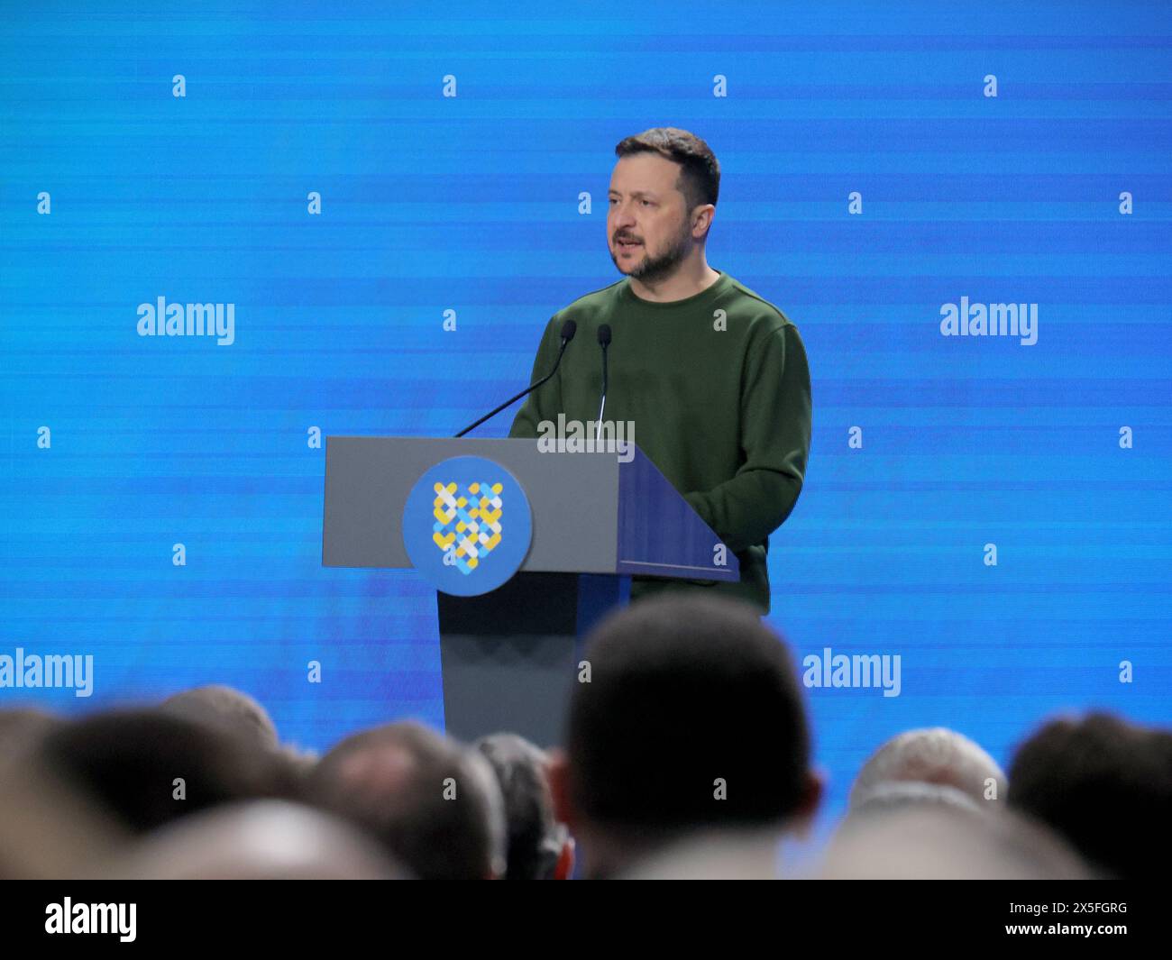 KIEW, UKRAINE - 9. MAI 2024 - Präsident der Ukraine Wolodymyr Zelenskyj hält eine Rede während des Zweiten Internationalen Gipfels der Städte und Regionen in Kiew, der Hauptstadt der Ukraine. Stockfoto