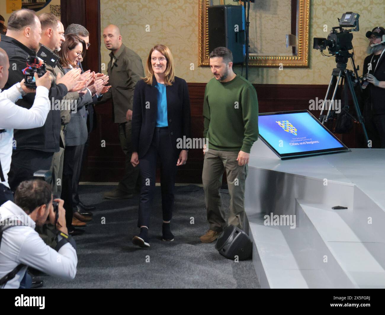 KIEW, UKRAINE - 9. MAI 2024 - die Präsidentin des Europäischen Parlaments Roberta Metsola und der Präsident der Ukraine Wolodymyr Zelenskyj (L-R) nehmen am zweiten internationalen Gipfel der Städte und Regionen in Kiew, der Hauptstadt der Ukraine, Teil. Stockfoto