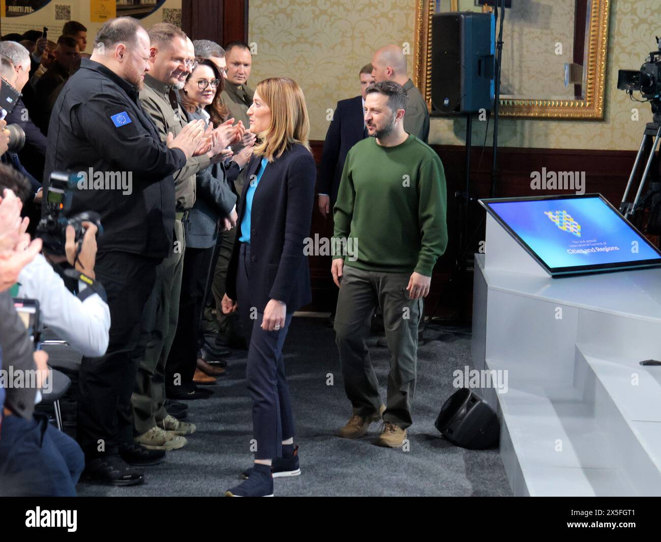 KIEW, UKRAINE - 9. MAI 2024 - die Präsidentin des Europäischen Parlaments Roberta Metsola und der Präsident der Ukraine Wolodymyr Zelenskyj (L-R) nehmen am zweiten internationalen Gipfel der Städte und Regionen in Kiew, der Hauptstadt der Ukraine, Teil. Stockfoto