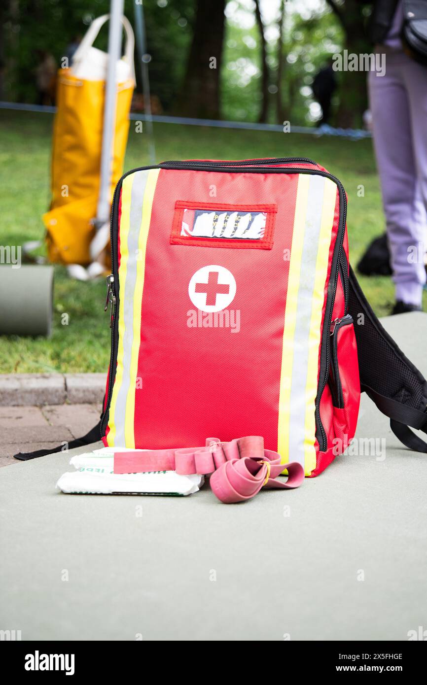 Red Medical Kit vor Ort bei erste-Hilfe-Schulungen. Vertikale Aufnahme Stockfoto