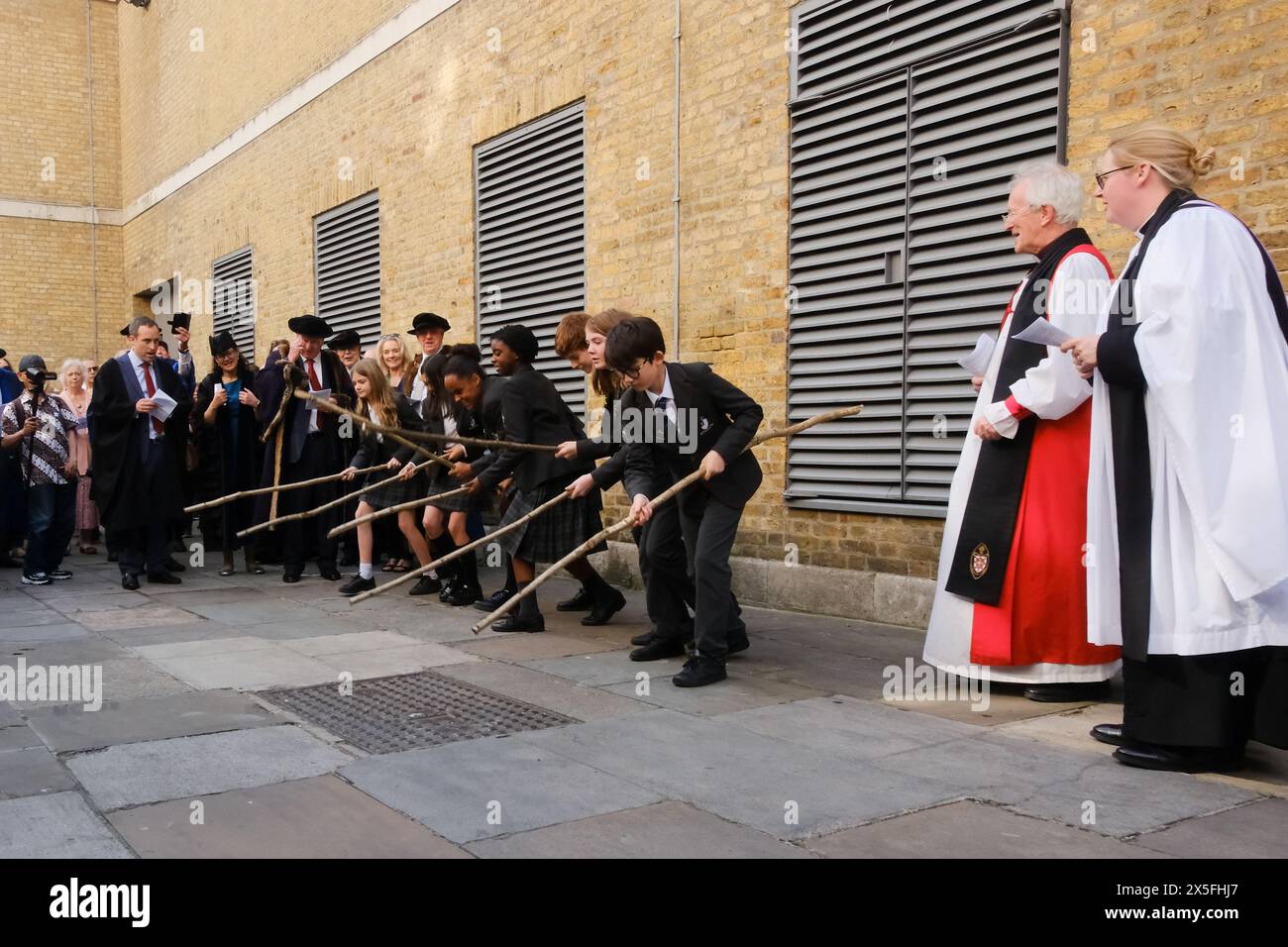 London, Großbritannien. Mai 2024. "Die Grenzen schlagen", "All Hallows Church", die "Beating Party" mit Studenten vom St. Dunstan's College, Catford. Quelle: Matthew Chattle/Alamy Live New Stockfoto