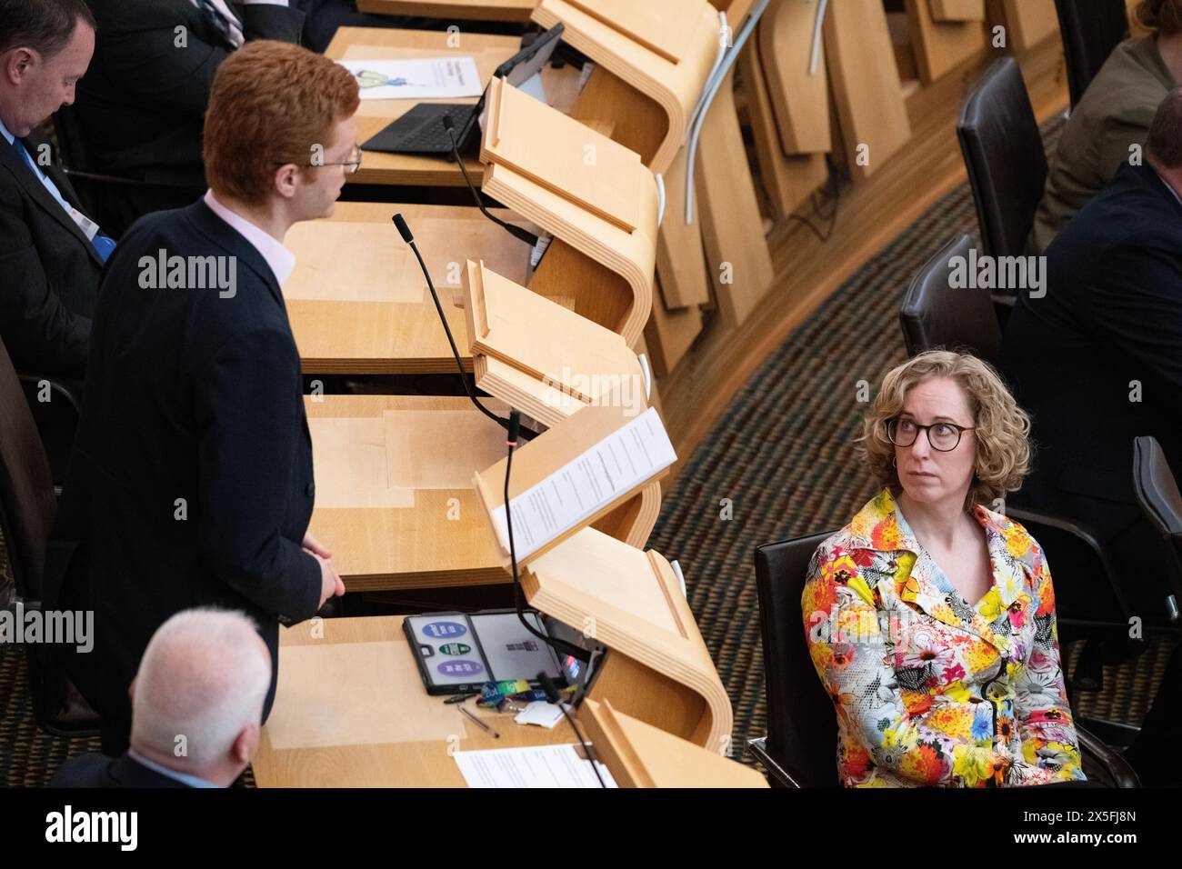 Edinburgh, Schottland, Großbritannien. 9. Mai 2024 IM BILD: Der schottische Ross Greer MSP der Grünen Partei erklärt, warum seine Partei gegen die Ernennung von Kate Forbes zum stellvertretenden Ersten Minister ist: „Ich werde gebeten, für jemanden zu stimmen, der denkt, dass etwas mit mir nicht stimmt, nicht wegen meiner Ansichten, sondern einfach wegen meiner Identität. Das werde ich nicht tun." Die Ernennung der schottischen Minister und der schottischen Junior Minister in den Tagen nach der Wahl von John Swinney MSP zum neuen Ersten Minister Schottlands. Szenen im schottischen Parlament in Holyrood. Quelle: Colin D Fisher Stockfoto